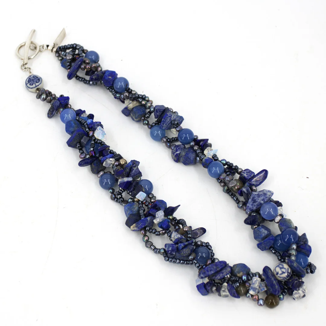 HALSBAND, lapis lazuli, kalcedon mm, lås i silver, nutida. — Necklace — Höganäs Auktionsverk