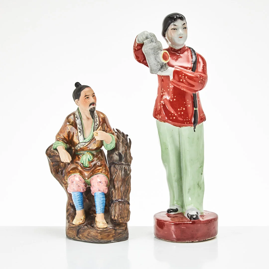 FIGURINER, 2 st., porslin, Kina, 1900-tal, polykromt bemålade. — Ceramics & Porcelain — Stockholms Auktionsverk Magasin 5