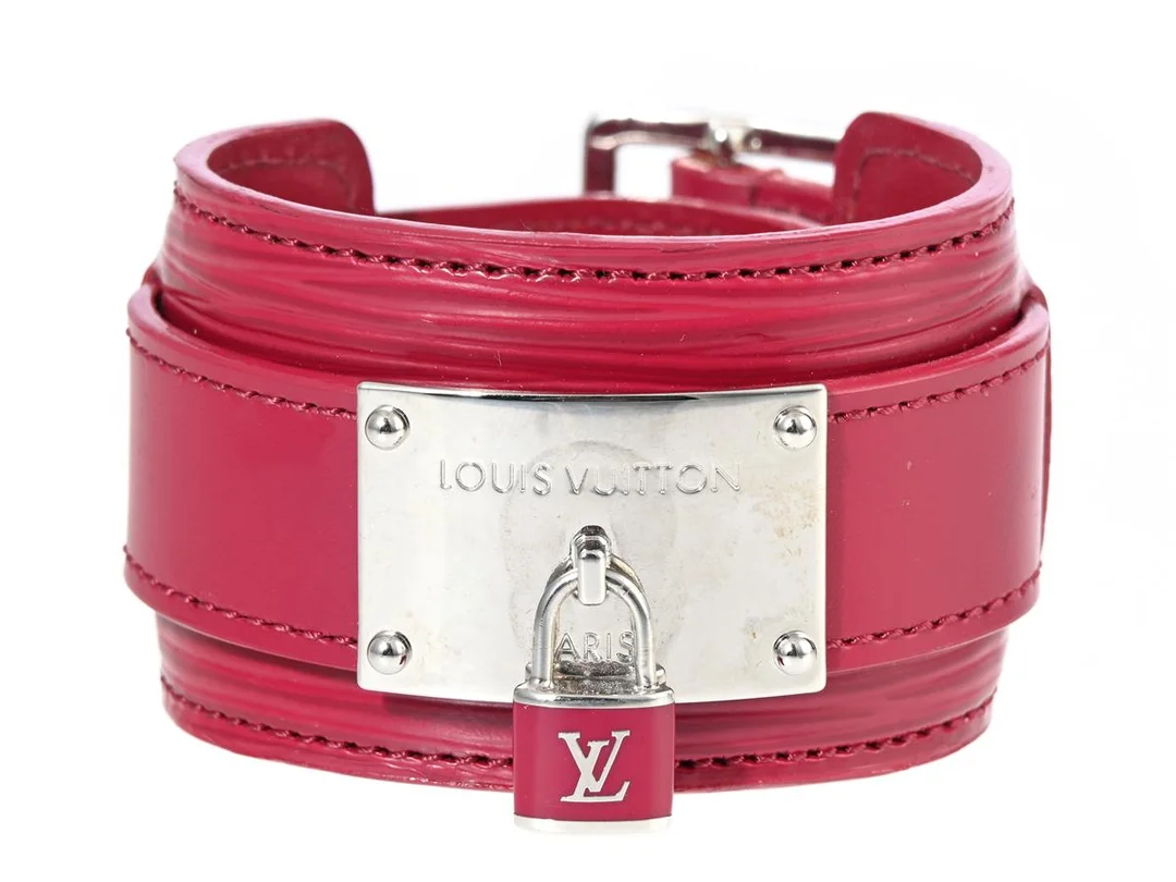 ARMBAND, LOUIS VUITTON, Vernis Sweet Monogram Infinity Bracelet, lila läder, silverfärgade beslag, stl 17, märkt CA2192, smyckespåse, ask. — Smycken/Armband — Kaplans