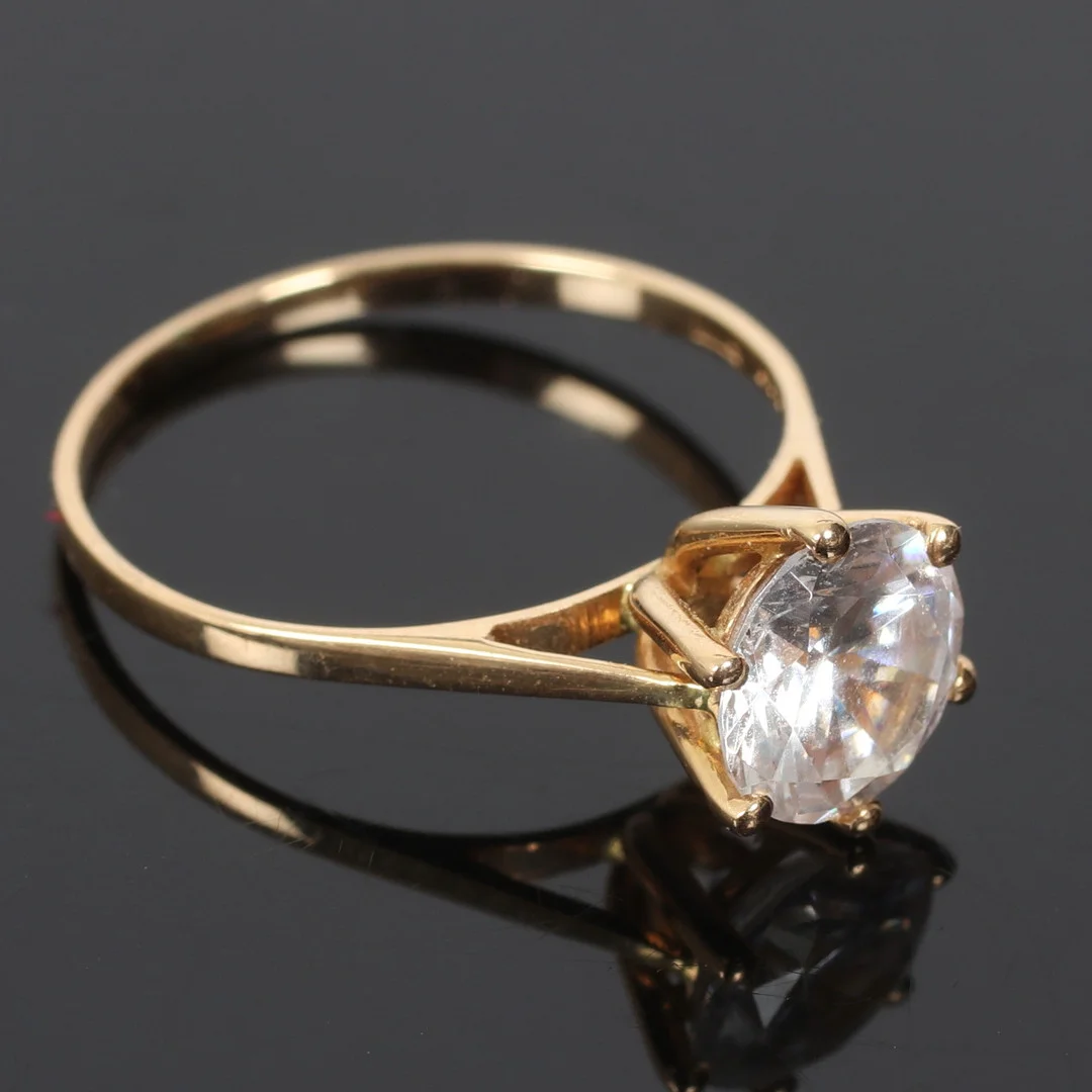 RING, 18k guld, med vit sten. Aso Guld & Smide, Stockholm. 19/2000-tal. — Rings — Stadsauktion Sundsvall