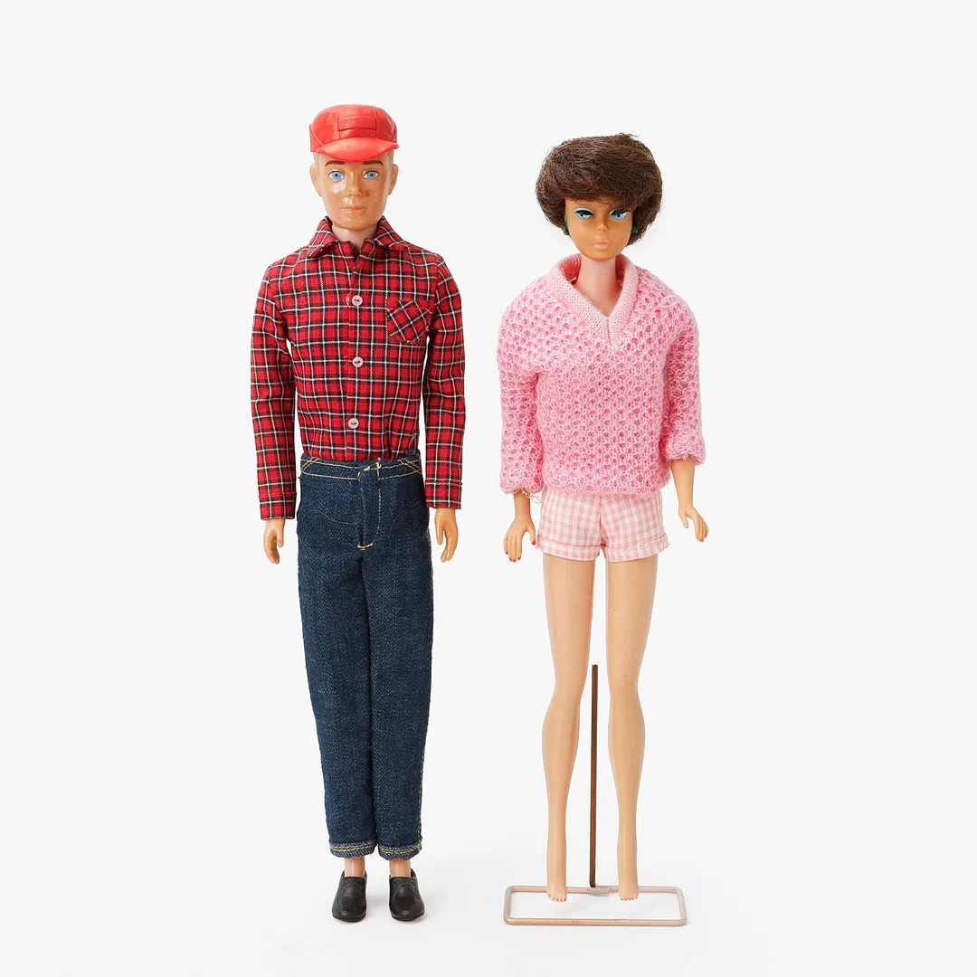 BARBIE OCH KEN, tillbehör bl.a. perukstock med peruker, kläder, skor och accessoarer. — Dolls & Teddybears — Göteborgs Auktionsverk