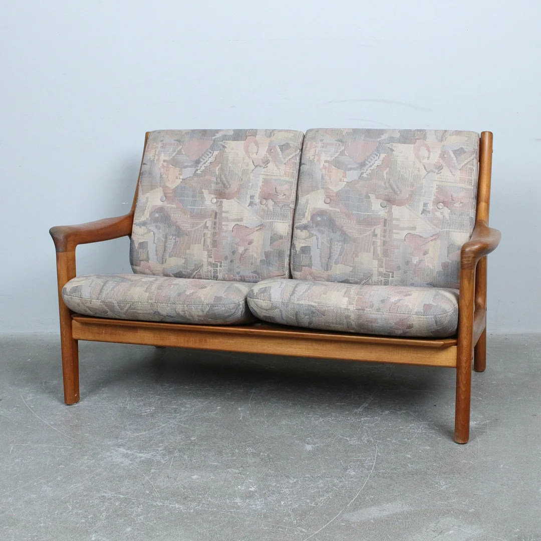 GEORG THAMS. für A/S VEJEN Polstermøbelfabrik. Sofa / Zweisitzer, Teak, Dänemark, 1960er Jahre. — Sofas & Seatings — Stockholms Auktionsverk Düsseldorf/Neuss