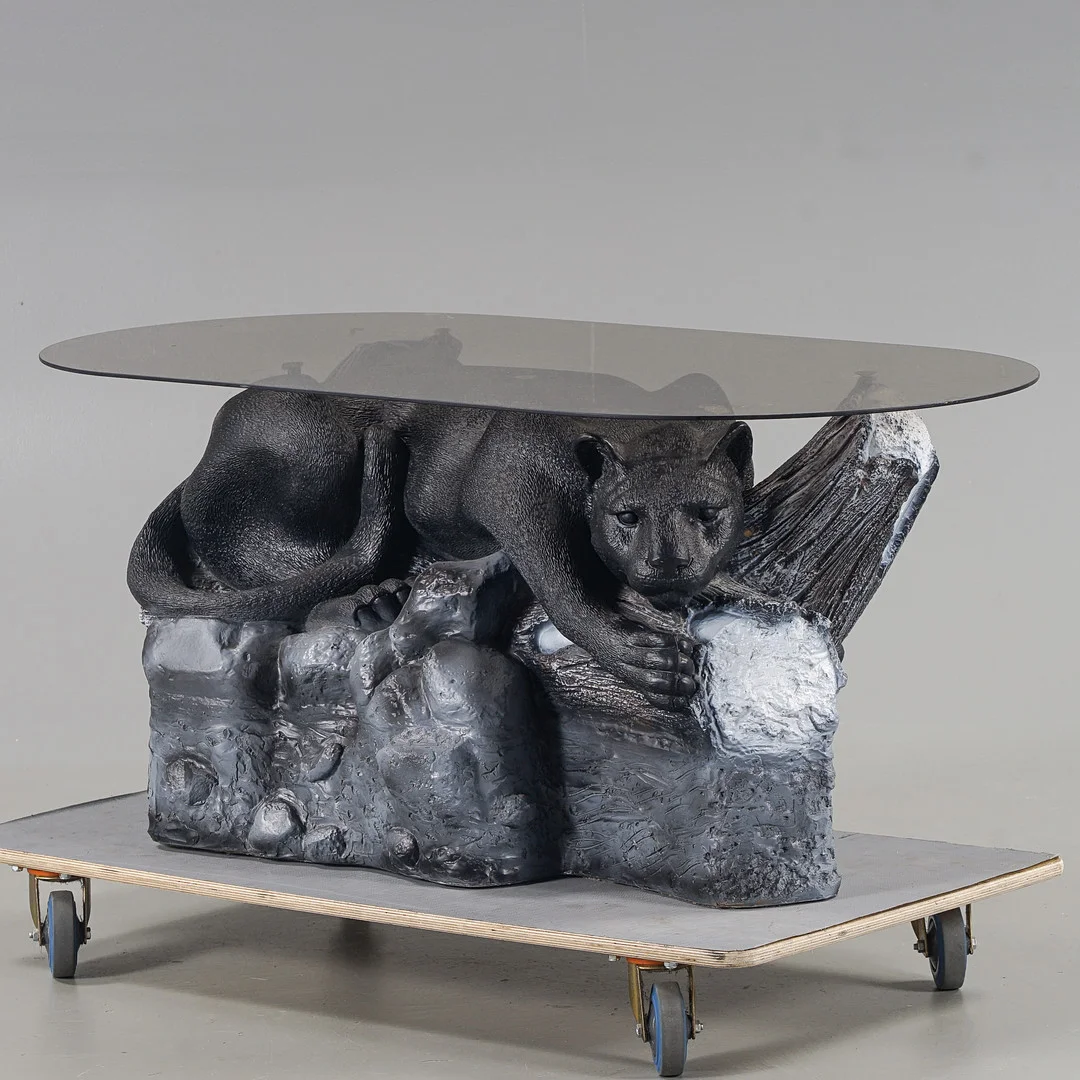 SOFFBORD Gjutmassa i form av svart panter, glasskiva, 1900/2000-tal. — Coffee Tables — Karlstad Hammarö Auktionsverk
