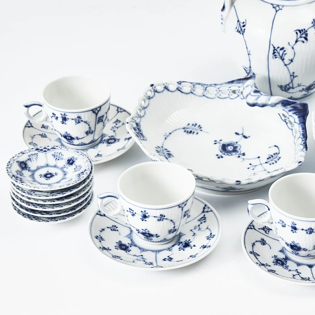 ROYAL COPENHAGEN, Kaffe-mockaservis, 31 dlr., "Musselmalet", porslin, Danmark. — European — Stockholms Auktionsverk Magasin 5