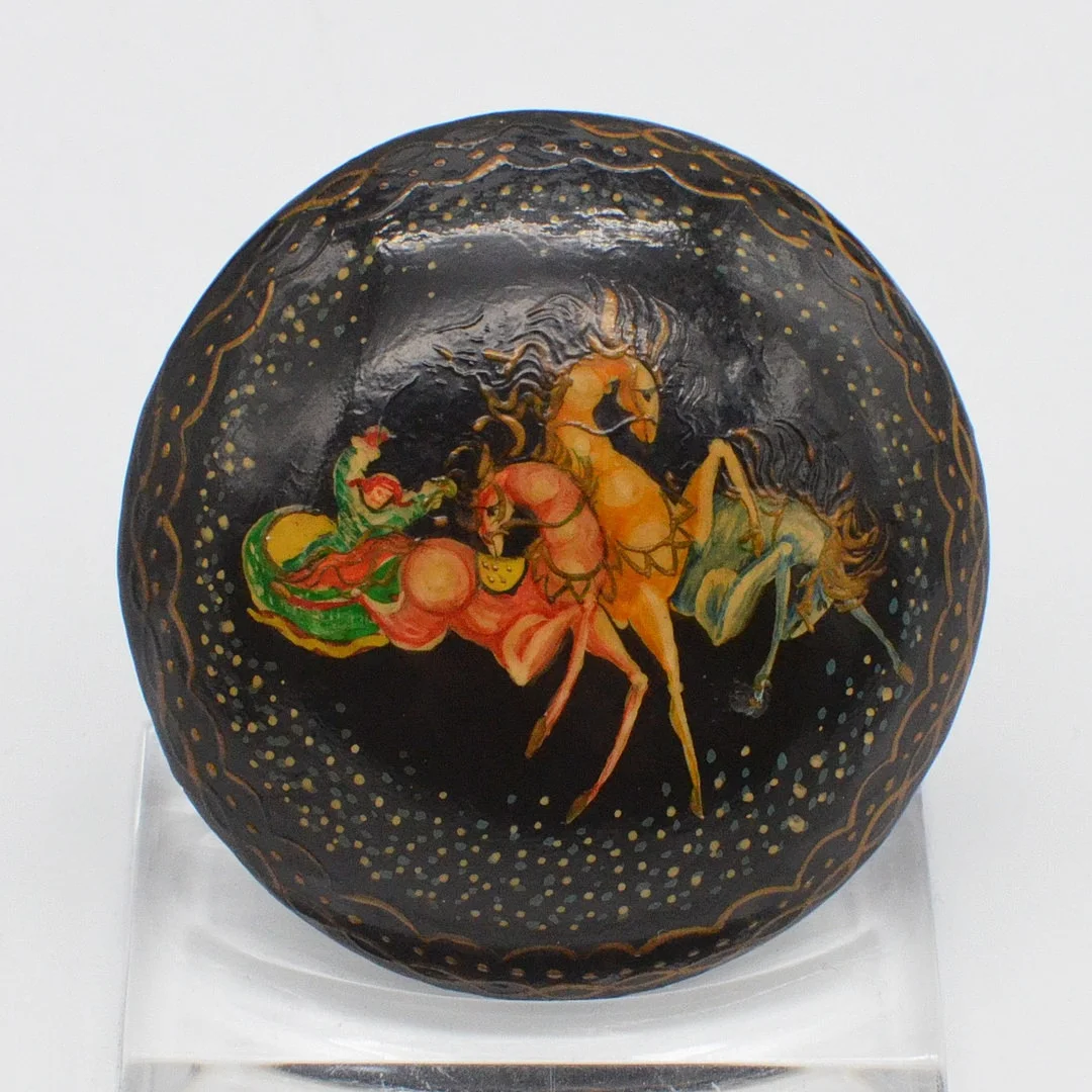 RUSSISCHE BROSCHE AUS PALECH, TROIKA MOTIV, LACKMALEREI AUF HOLZ, 1992, SIGNIERT, DATIERT UND VERORTET. — Brooches & Pendants — Kunst- und Auktionshaus Kleinhenz