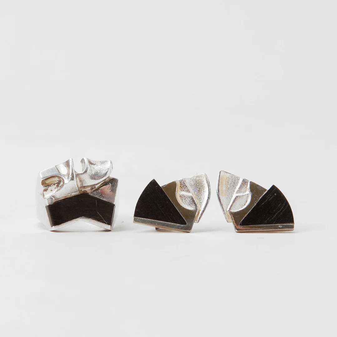 ZOLTAN POPOVITS. Ring samt örhängen, ett par, sterlingsilver och ebenholtz, Lapponia, Finland. — Earrings — Göteborgs Auktionsverk