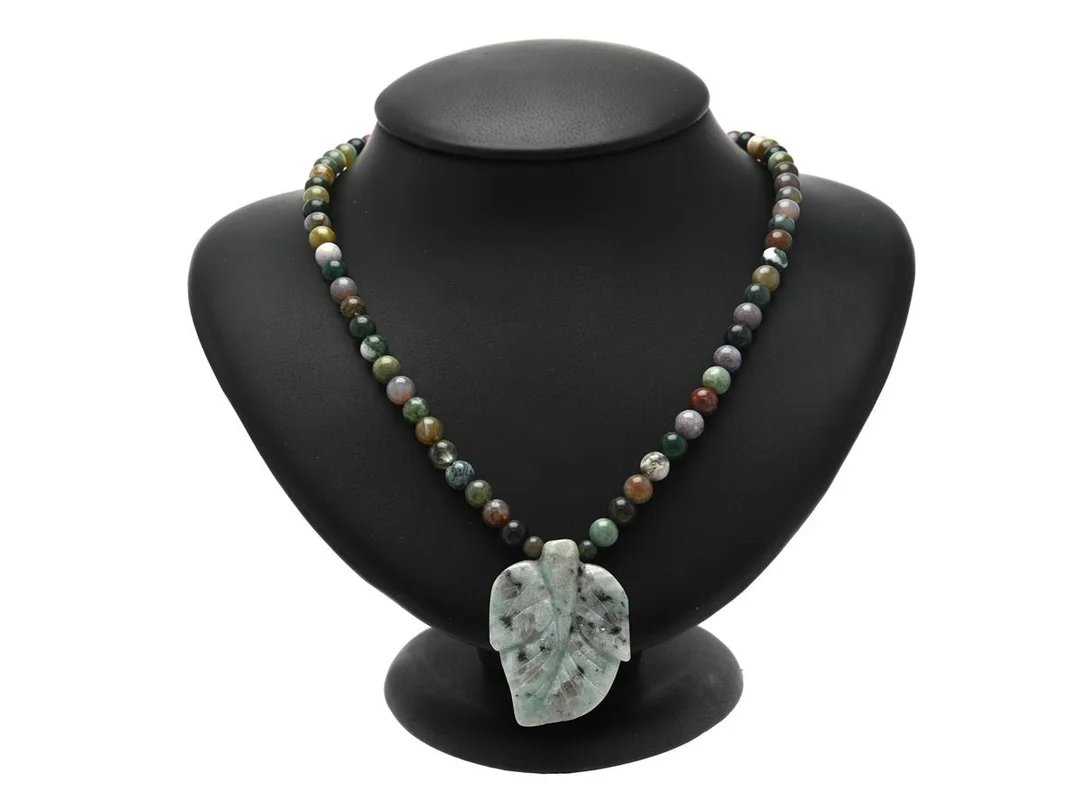 COLLIER, jaspis, kvarts, natursten, trädd på tråd, lås i vitmetall, längd ca 44 cm. — Smycken/Collier — Kaplans