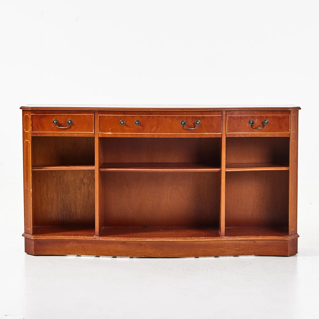 SIDEBOARD, 1900-talets andra hälft, engelsk stil, fanerat i körsbär, 3 lådor samt 3 justerbara hyllplan. — Cupboards, Cabinets & Shelves — Stockholms Auktionsverk Magasin 5