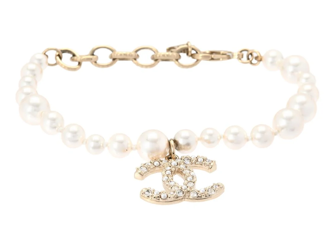 CHANEL, ARMBAND, Logo CC, vita imitationspärlor, vita stenar, guldfärgad metall, längd 16-20 cm, vikt 14 g, märkt A20 B, år 2020, originalask. Excellent Condition. — Smycken/Armband — Kaplans