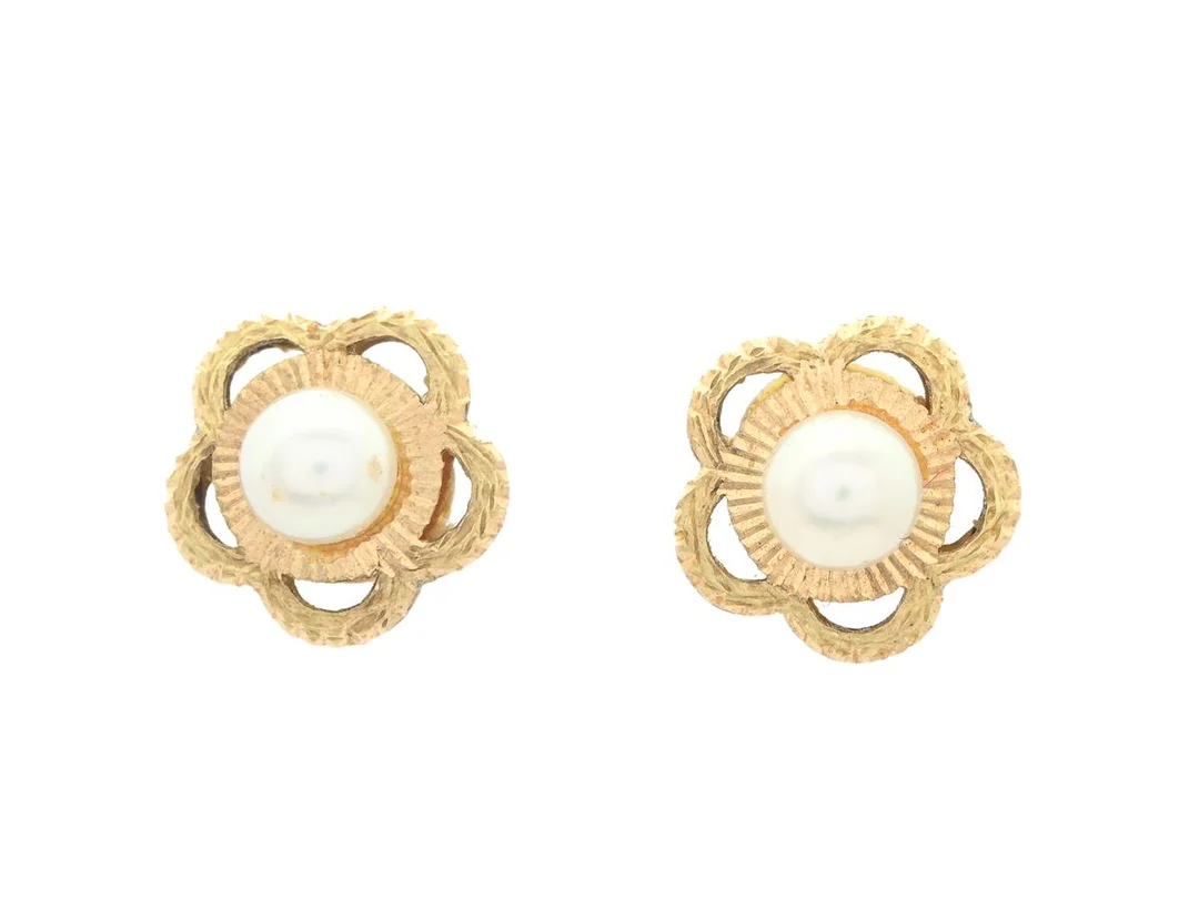 PÄRLÖRHÄNGEN, 18K guld, 2 odlade sötvattenspärlor, örhängen formade som blommor, stift, saknar snurrebussar, vikt 0,7 g. — Smycken/Pärlörhängen — Kaplans