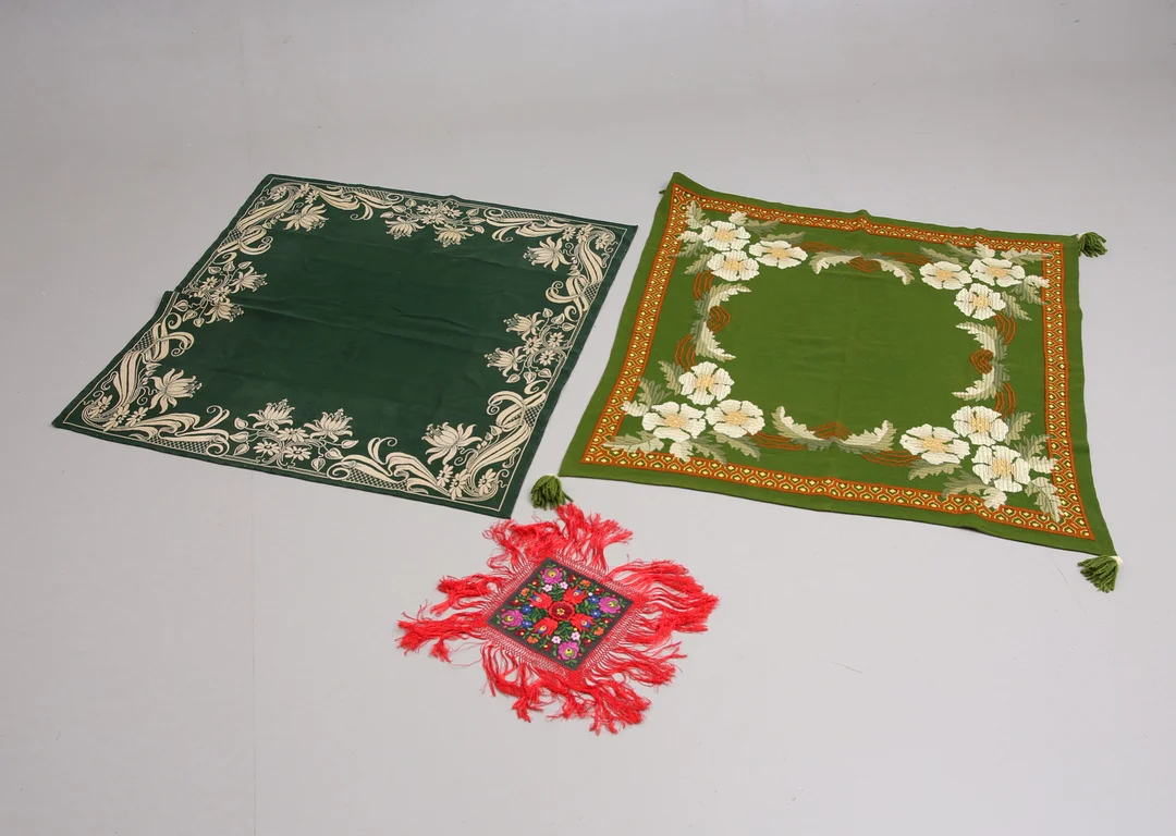 DUKAR 3 st, jugend/allmoge, 1900-tal. — Textiles — Auktionshuset Thelin & Johansson