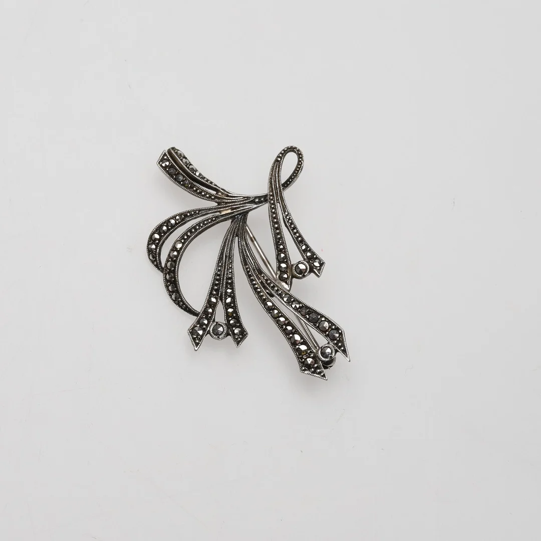 BROSCH. Silver, art deco, 1920/30-tal. Totalvikt 6,2 gram. — Brooches & Pendants — Örebro Stadsauktioner