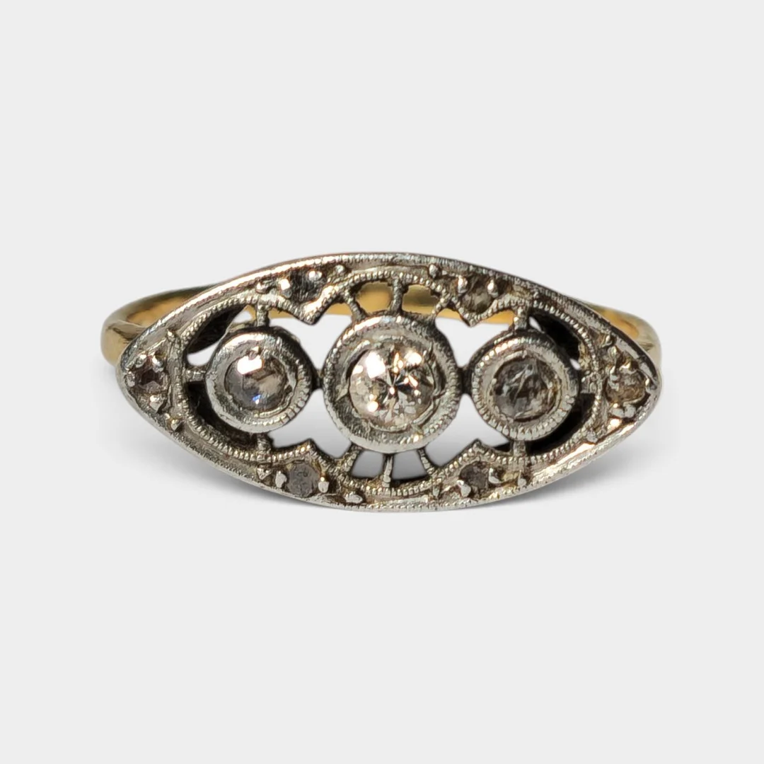 Sortija tresillo en oro, platino y diamantes. — Rings — Barcelona Auctions