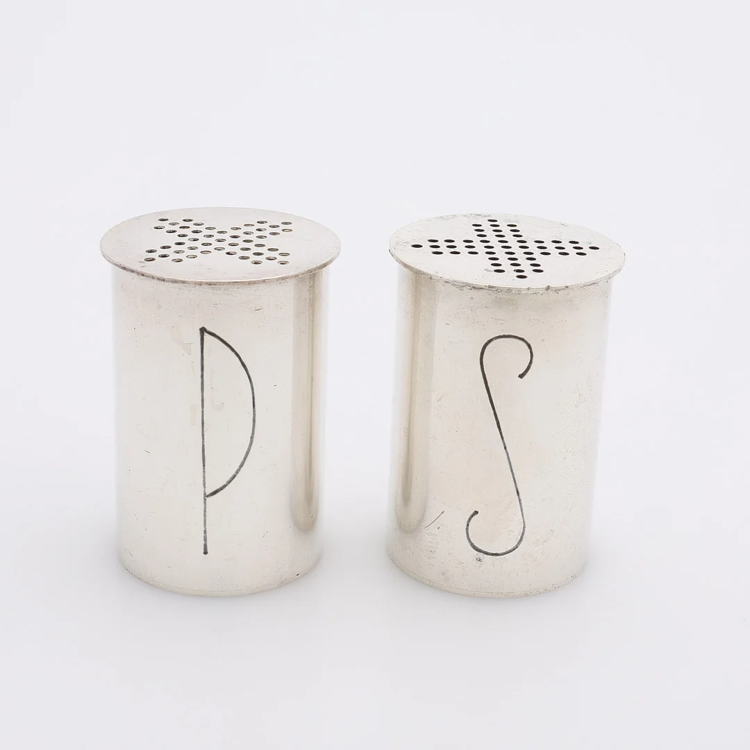 WIWEN NILSSON. SALT- OCH PEPPARSTRÖARE, STERLINGSILVER. — Silver — Crafoord Auktioner Lund