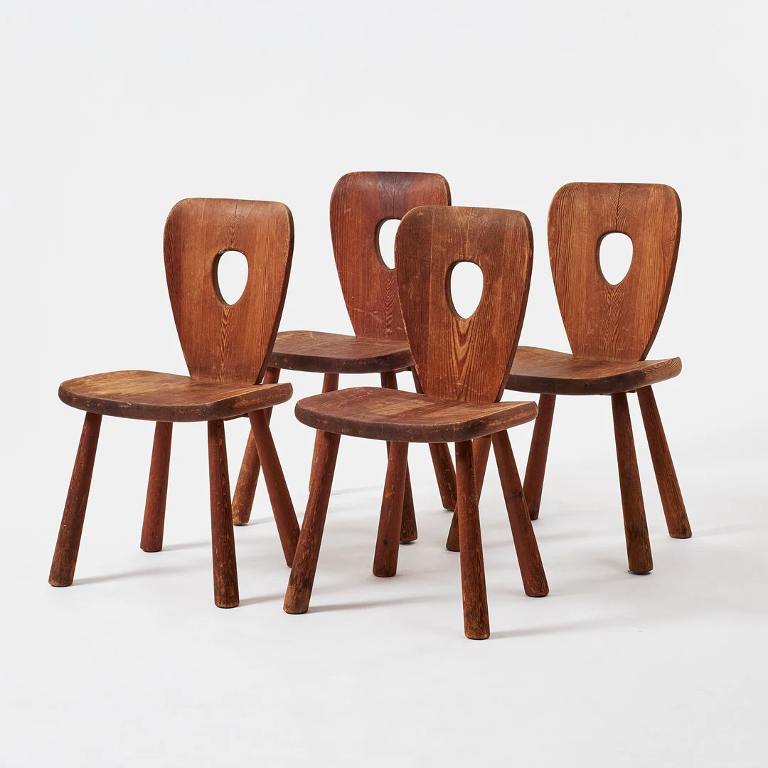 BO FJAESTAD, Stolar 4 st., Arvika, 1930-40-tal, syrabetsad furu. — Armchairs & Chairs — Stockholms Auktionsverk Sickla