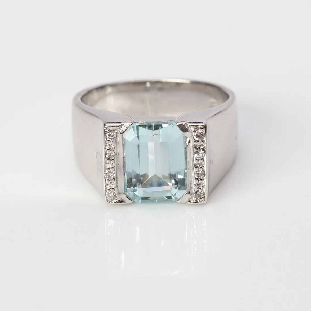 AKVAMARINRING 18K, 7,9 g. — Rings — Skånes Auktionsverk