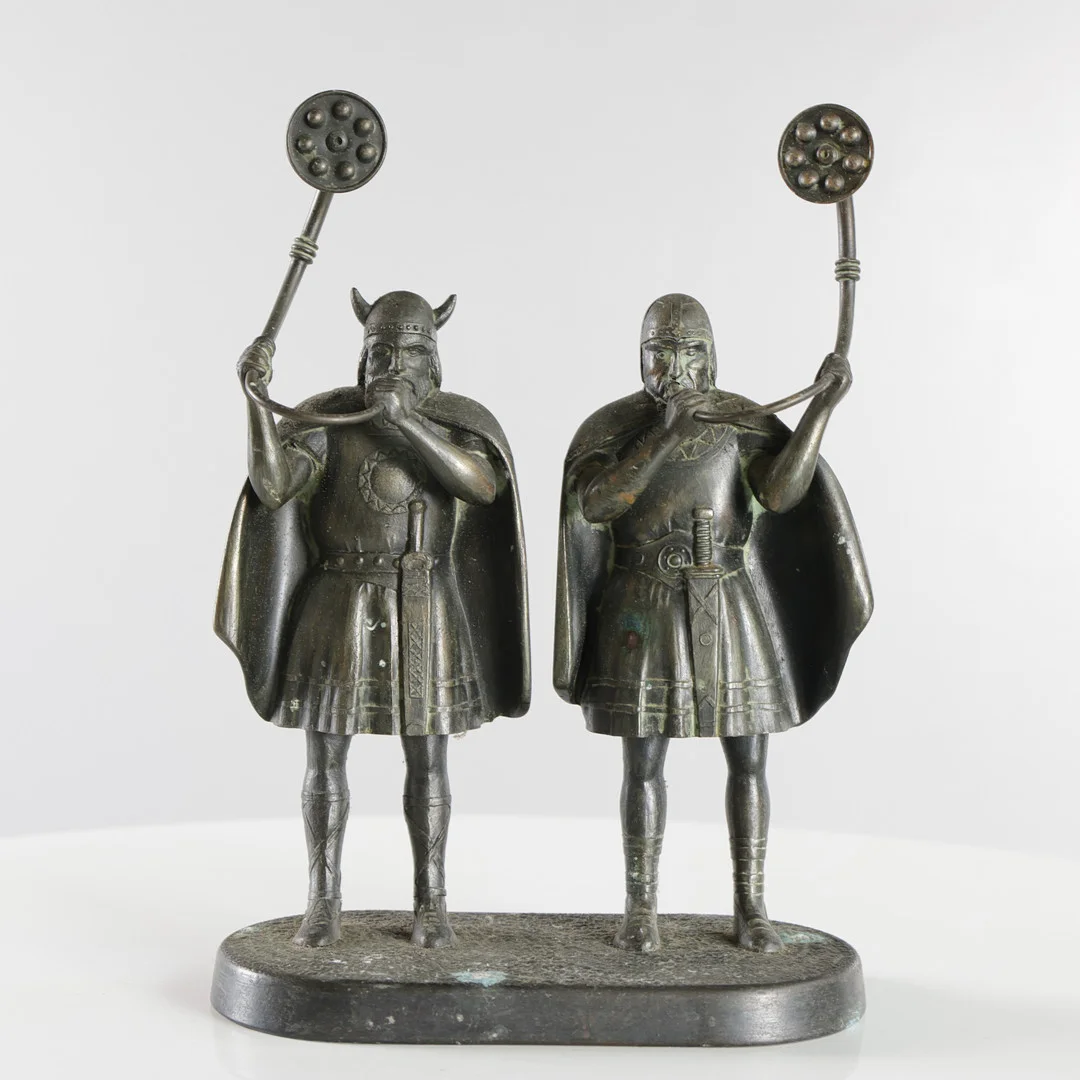 Vikinge lurblæsere af patineret messing. 20. århundrede. — Other collectables — Woxholt Auktionshus