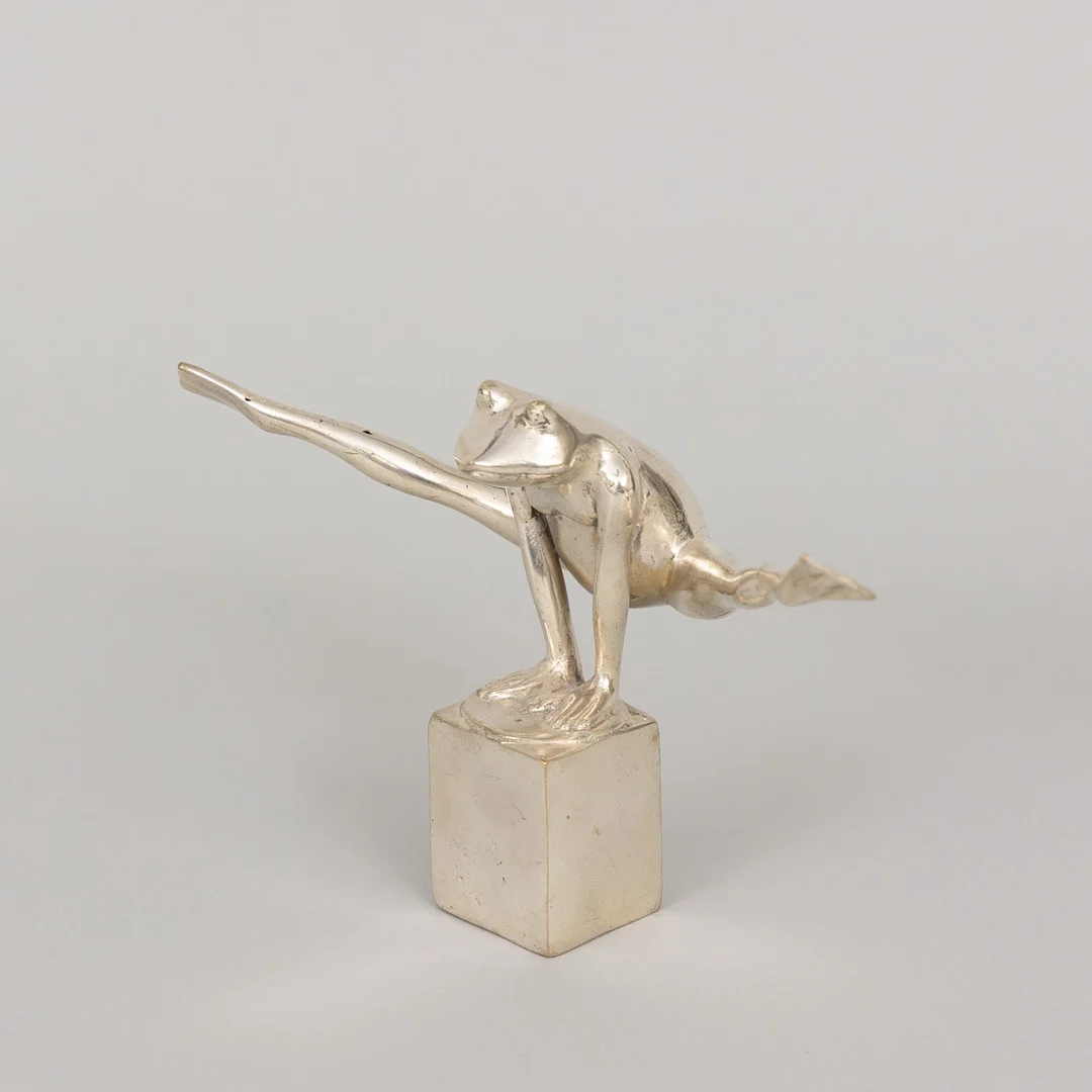 ART PEOPLE GALLERY, SWEDEN. "Look at my legs", silverpatinerad brons, stämplad APG. — Sculptures & Bronzes — Garpenhus Auktioner