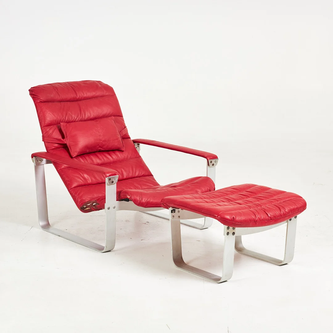 ILMARI LAPPALAINEN. Fåtölj med pall, "Pulkka", för Asko, Finland, 1980-tal, röd skinnklädsel, stomme i aluminium. — Armchairs & Chairs — Stockholms Auktionsverk Sickla