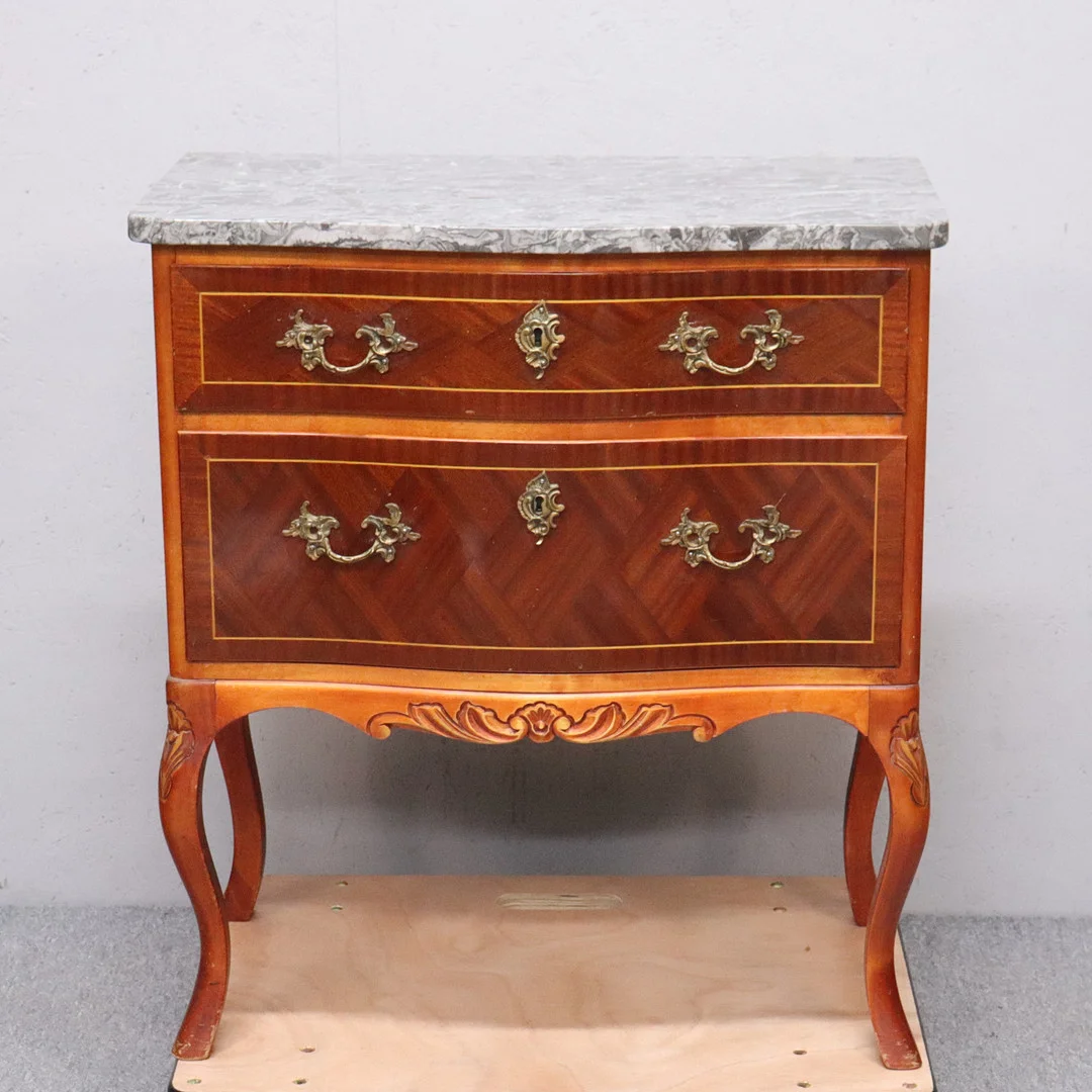 BYRÅ med stenskiva, rokokostil, 1900-talets andra hälft. — Chests of drawers — Markus Auktioner