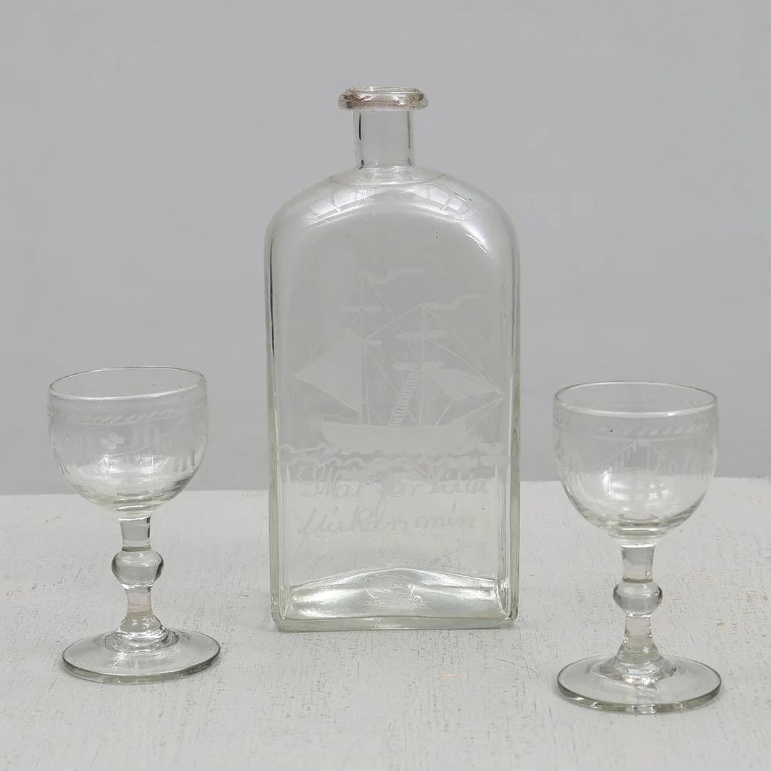 BRÄNNVINSFLASKA MED SNAPSGLAS. Sannolikt Cederbergs glasbruk. — Other — Gomér & Andersson Jönköping