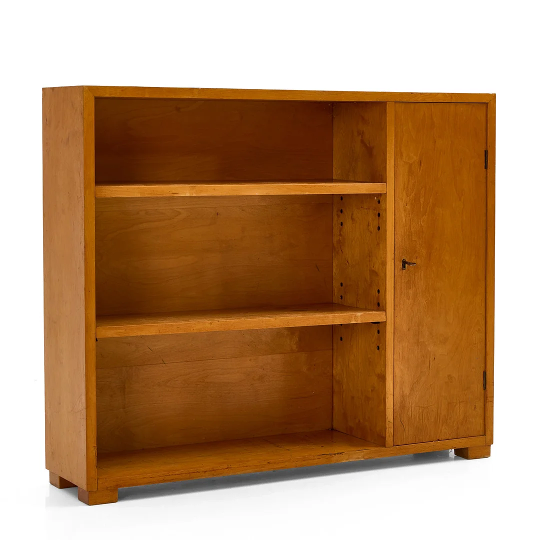 BOKHYLLA med skåp, björk, omkring 1940-tal. — Cupboards, Cabinets & Shelves — Crafoord Auktioner Stockholm