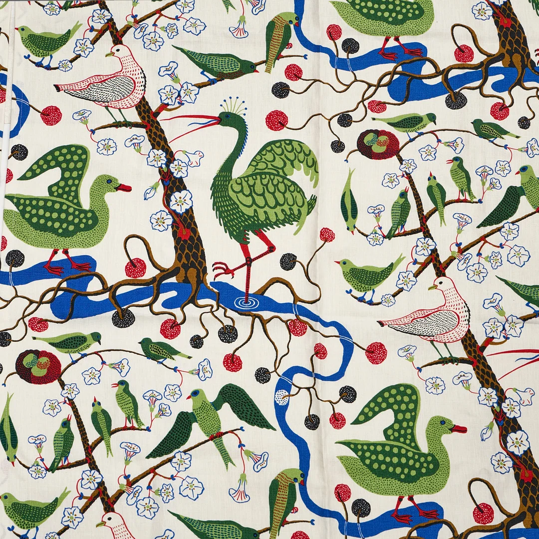 JOSEF FRANK (1885–1967). Gardinlängder, ett par, textil "Grön Fågel", Firma Svenskt Tenn, professionellt uppsydda hos syateljé. — European Carpets & Textiles — Crafoord Auktioner Stockholm