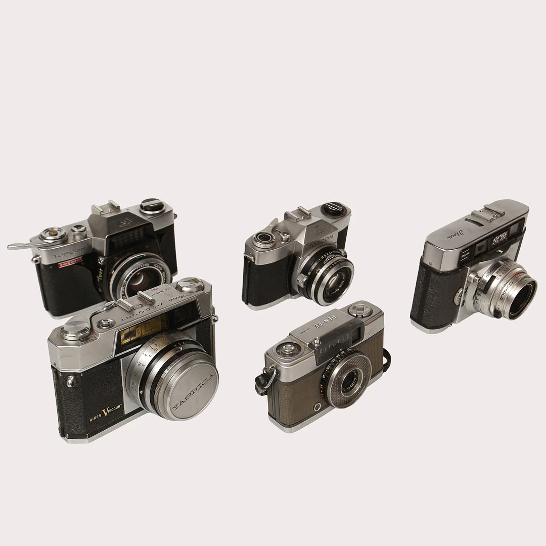 KAMEROR, Topcon, Olympus mm, totalt 5 stycken. — Cameras & accessories — Limhamns Auktionsbyrå