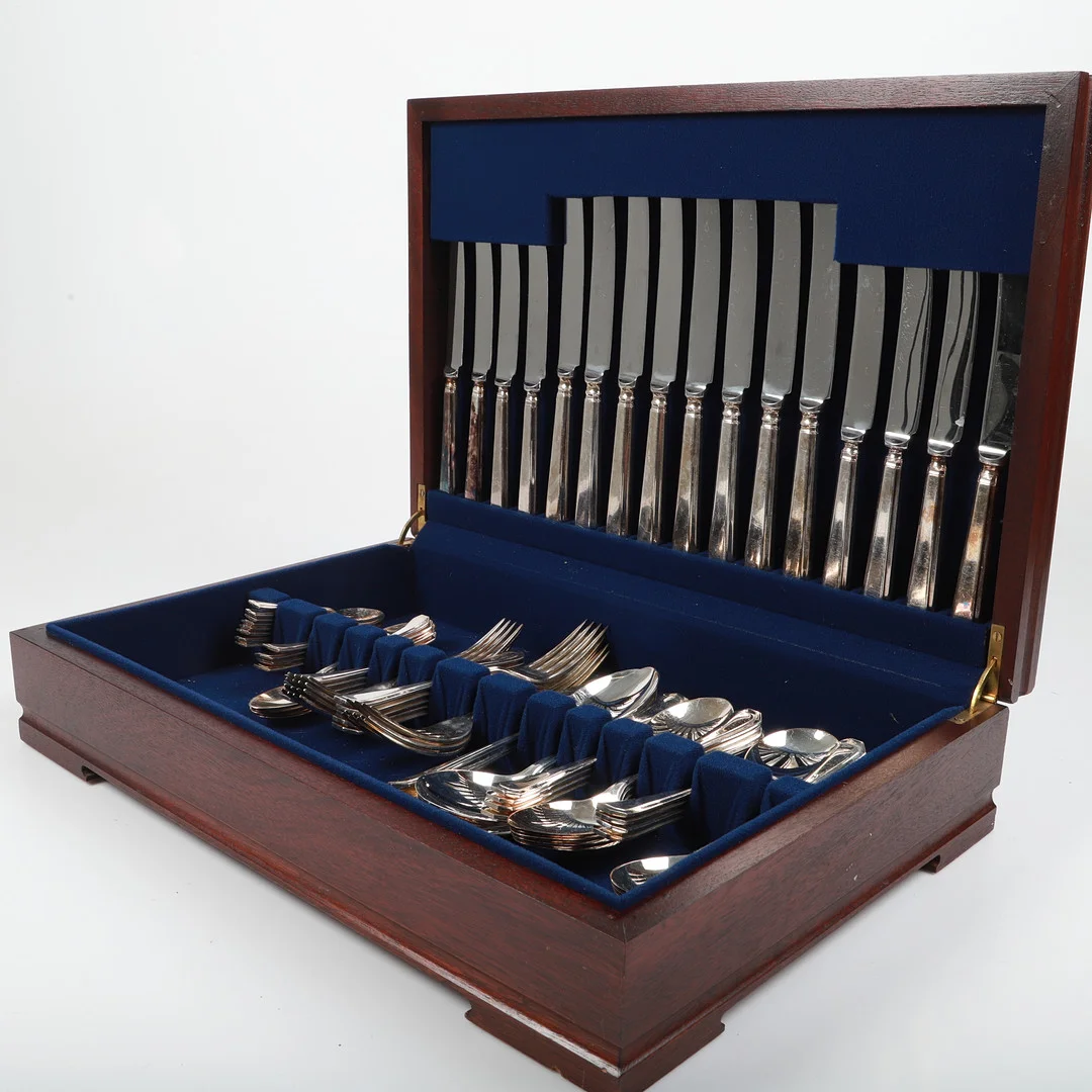 BESTICKUPPSÄTTNING, delar, "Harrods, London, J.D, Cutlers & Silversmiths", nysilver. — Silver plated — Helsingborgs Auktionskammare