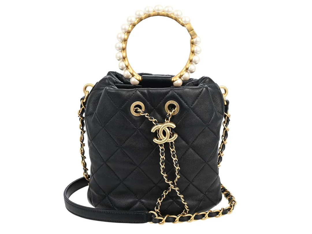 CHANEL, VÄSKA, Bucket Bag Top Handle, svart quiltat skinn, imitationspärlor, guldfärgade beslag, 17x16x13 cm, chipmärkt N54NH5G3, originalkvitto från 2021, care booklet, dustbag. Excellent Condition. — Accessoarer/Väskor — Kaplans