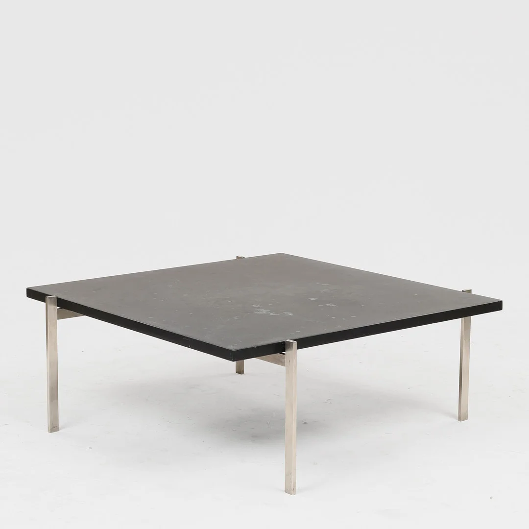 POUL KJÆRHOLM. Sofabord model 'PK-61', Fritz Hansen. Plade af sort granit, årgang 2006. — Coffee Tables — Palsgaard Kunstauktioner