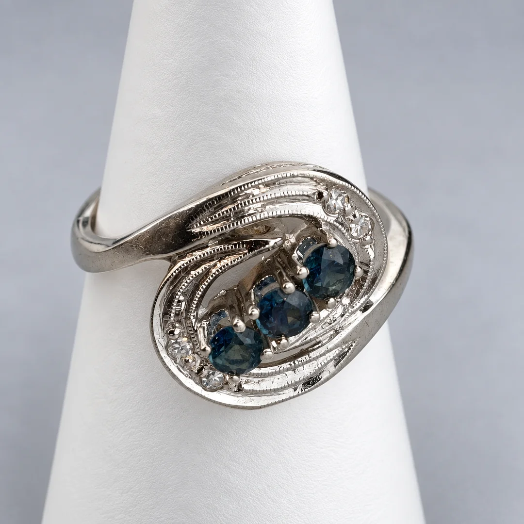 Filigraner GOLDRING mit Saphiren und Diamanten - Weißgold 585/000 (14K). — Rings — Auktionshaus Blank