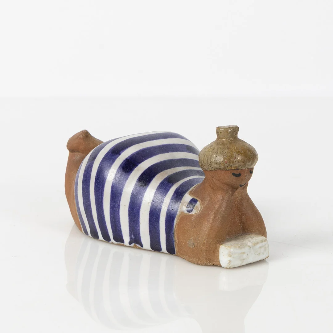 LISA LARSON. Figurin, "Beata", ur serien ABC-flickor, stengods, Gustavsberg. — European — Stockholms Auktionsverk Helsingborg