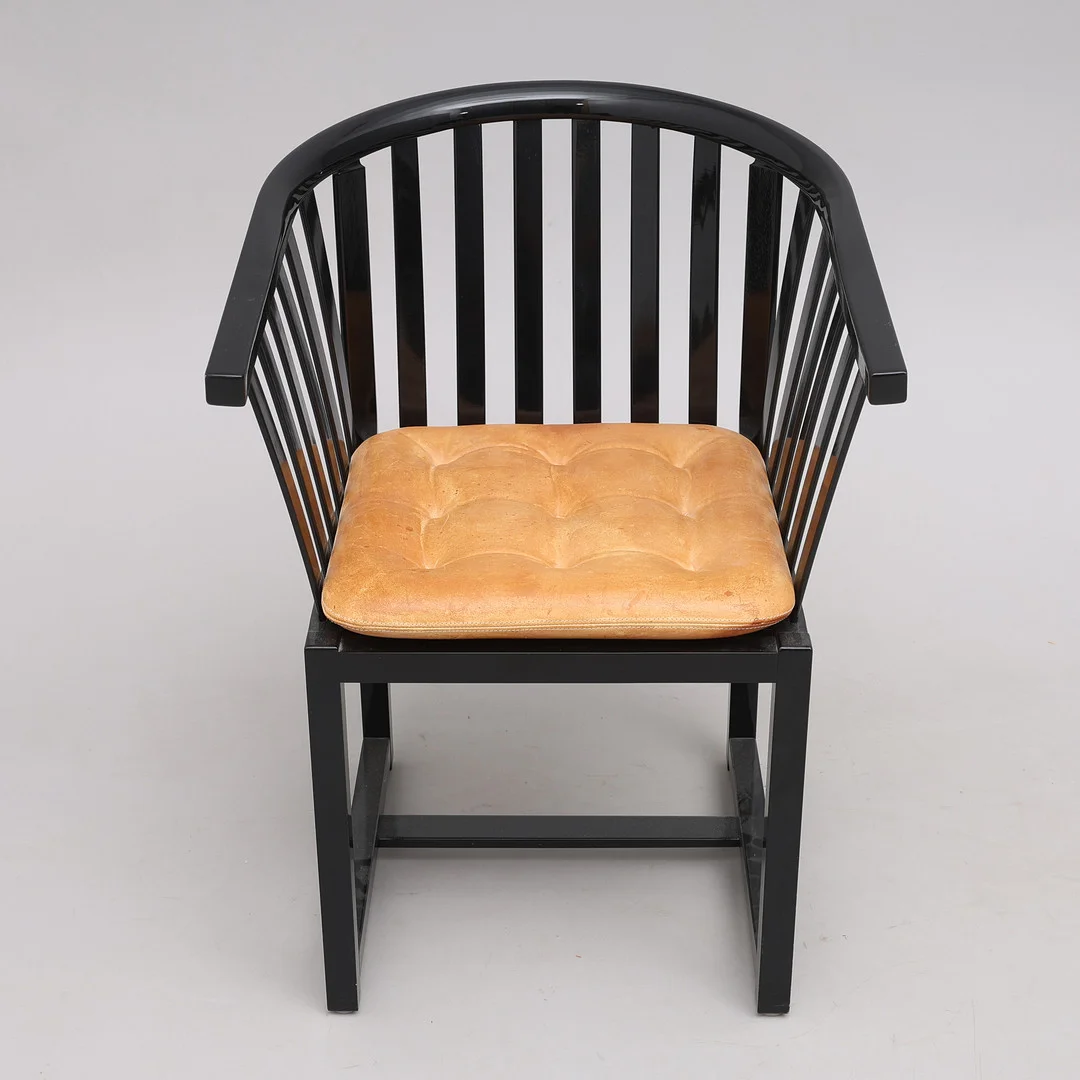 ÅKE AXELSSON. KARMSTOL, SVARTLACKERAT TRÄ & LÄDER, "VAXHOLMAREN", GÄRSNÄS, MODELLEN FORMGIVEN 1978. — Armchairs & Chairs — Crafoord Auktioner Lund