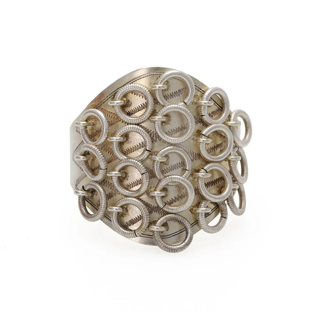DRÄKTSMYCKE, silver, graverat mönster, ringdekor, Martin Öhman, Lycksele 1940. — Rings — Auktionsmagasinet Vänersborg