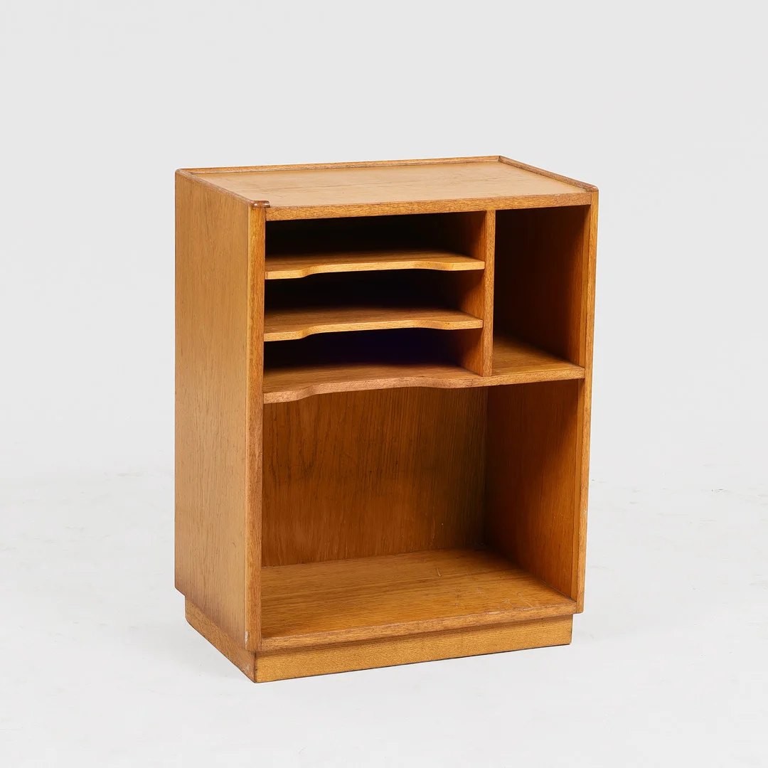 Lille skab af egetræ med hylder og rum til opbevaring, antageligt dansk snedker eller møbelproducent, 1930/40'erne. — Cupboards, Cabinets & Shelves — Palsgaard Kunstauktioner