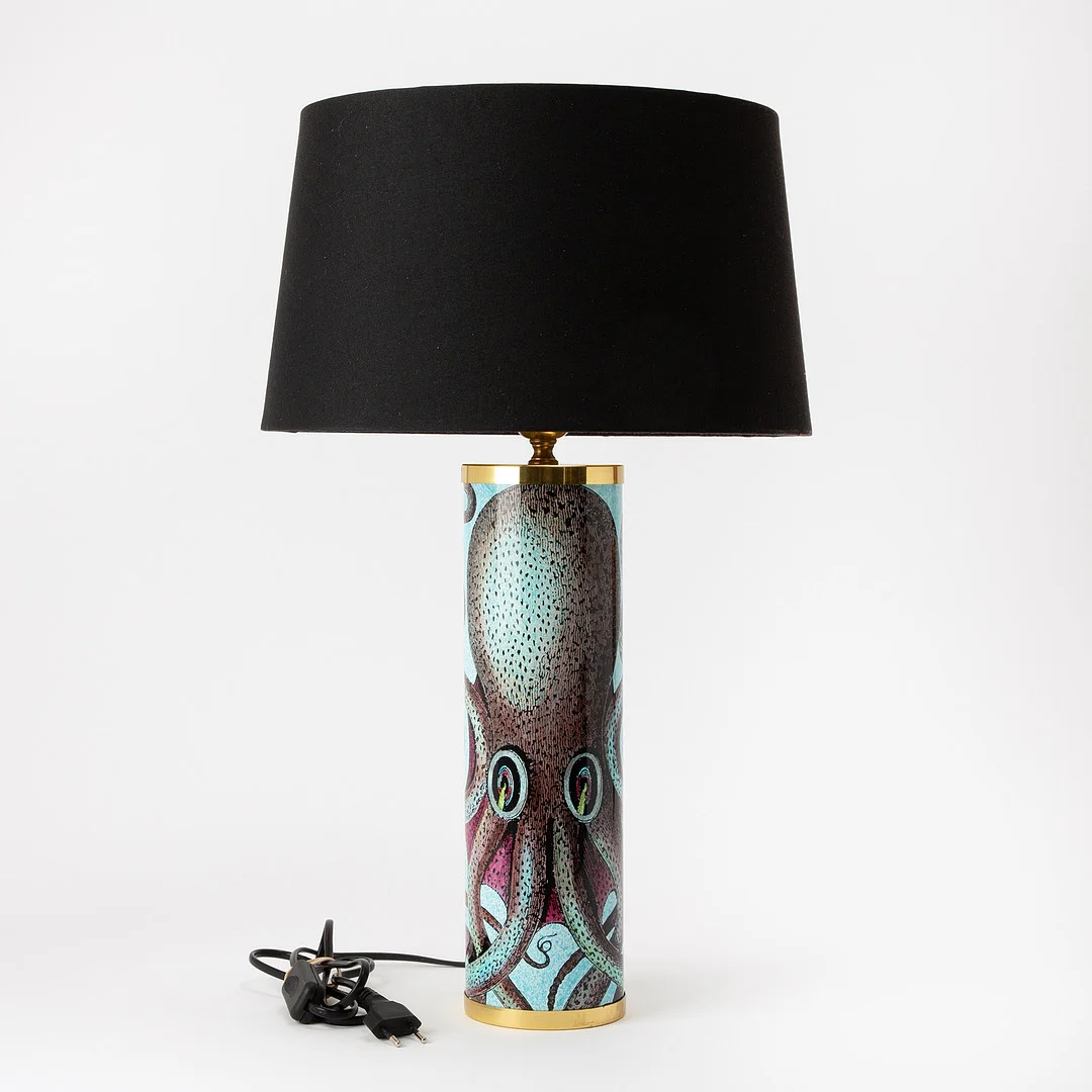 PIERO FORNASETTI. Bordslampa, Italien, porslin och mässing, polykrom dekor av bläckfisk. — Table Lamps — Stockholms Auktionsverk Göteborg