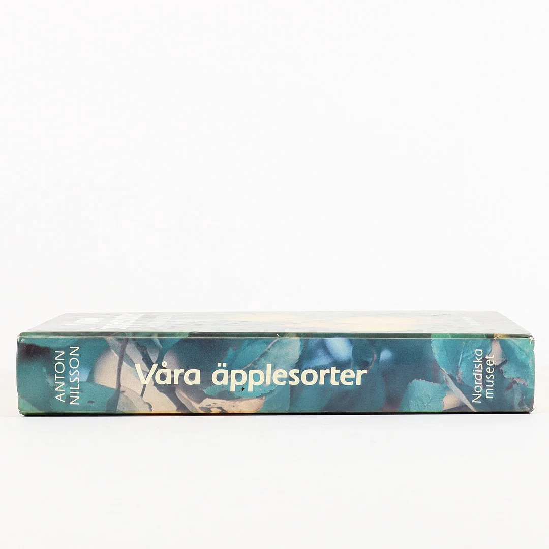 ANTON NILSSON. Bok "Våra Äppelsorter". — Books — Karlstad Hammarö Auktionsverk
