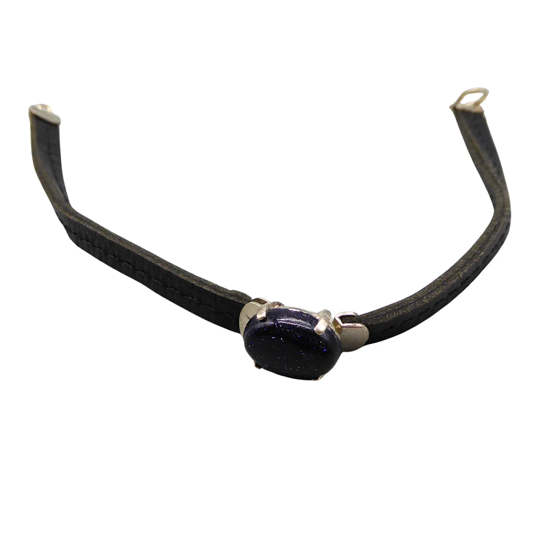 LEDERARMBAND MIT EINEM BLAUEN SANDSTEIN. — Bracelets — Auktionshaus Stuber's Hammerschlag