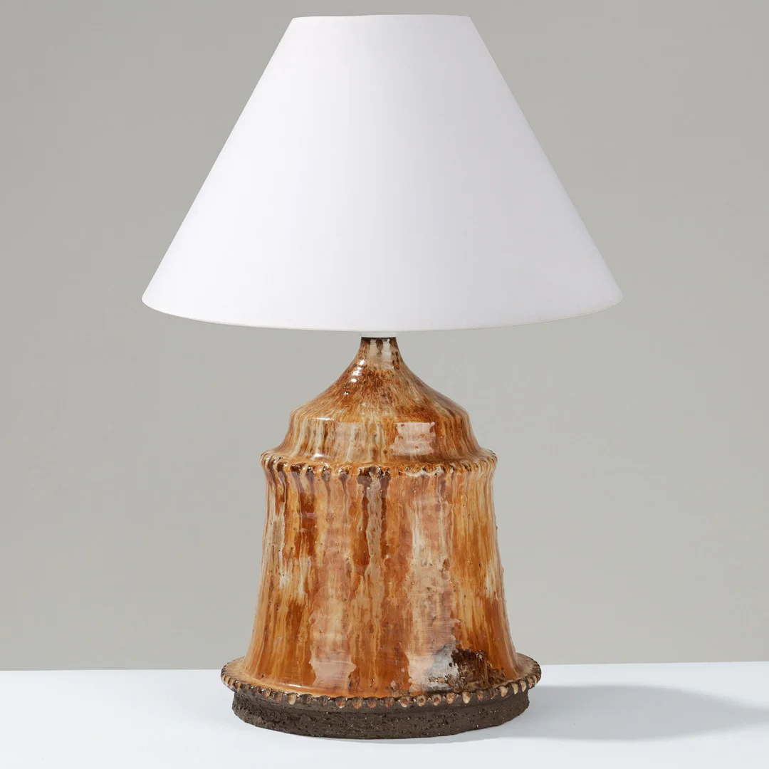 DANSK FORMGIVER: Bordlampe af delvist glaseret stentøj, Danmark, 1900-tallets anden halvdel. — Table Lamps — Palsgaard Kunstauktioner