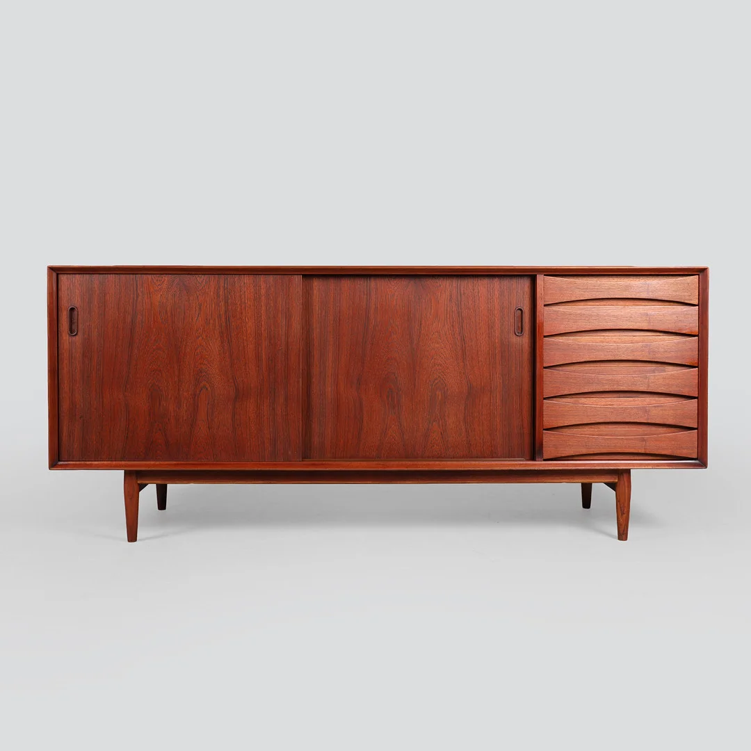 ARNE VODDER. P. Olsen / Sibast Møbler. Lav skænk af teak, model OS29. — Cupboards, Cabinets & Shelves — Bidstrup Auktioner