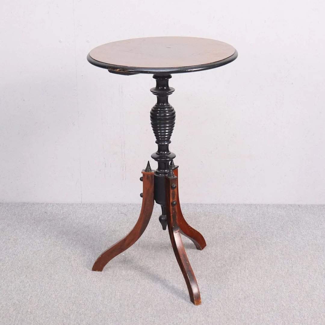PELARBORD, valnöt, nyrenässans, 18/1900-tal. — Tables — Markus Auktioner