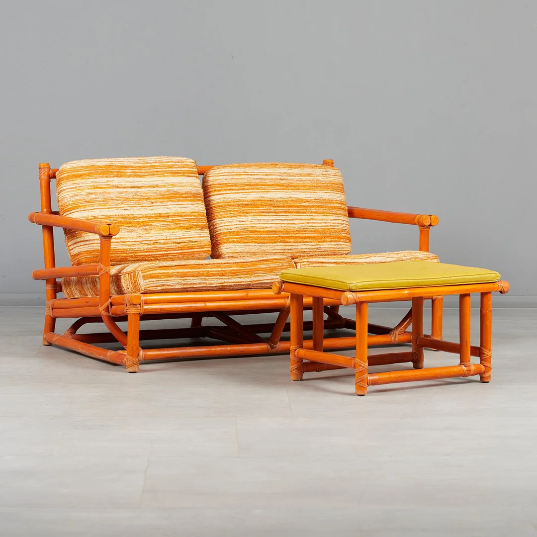 LYDA LEVI. McGuire, Zweisitzer Sofa und Ottomane, Rattan, Textil, Leder, 1980er Jahre, USA. (2). — Sofas & Seatings — Stockholms Auktionsverk Köln