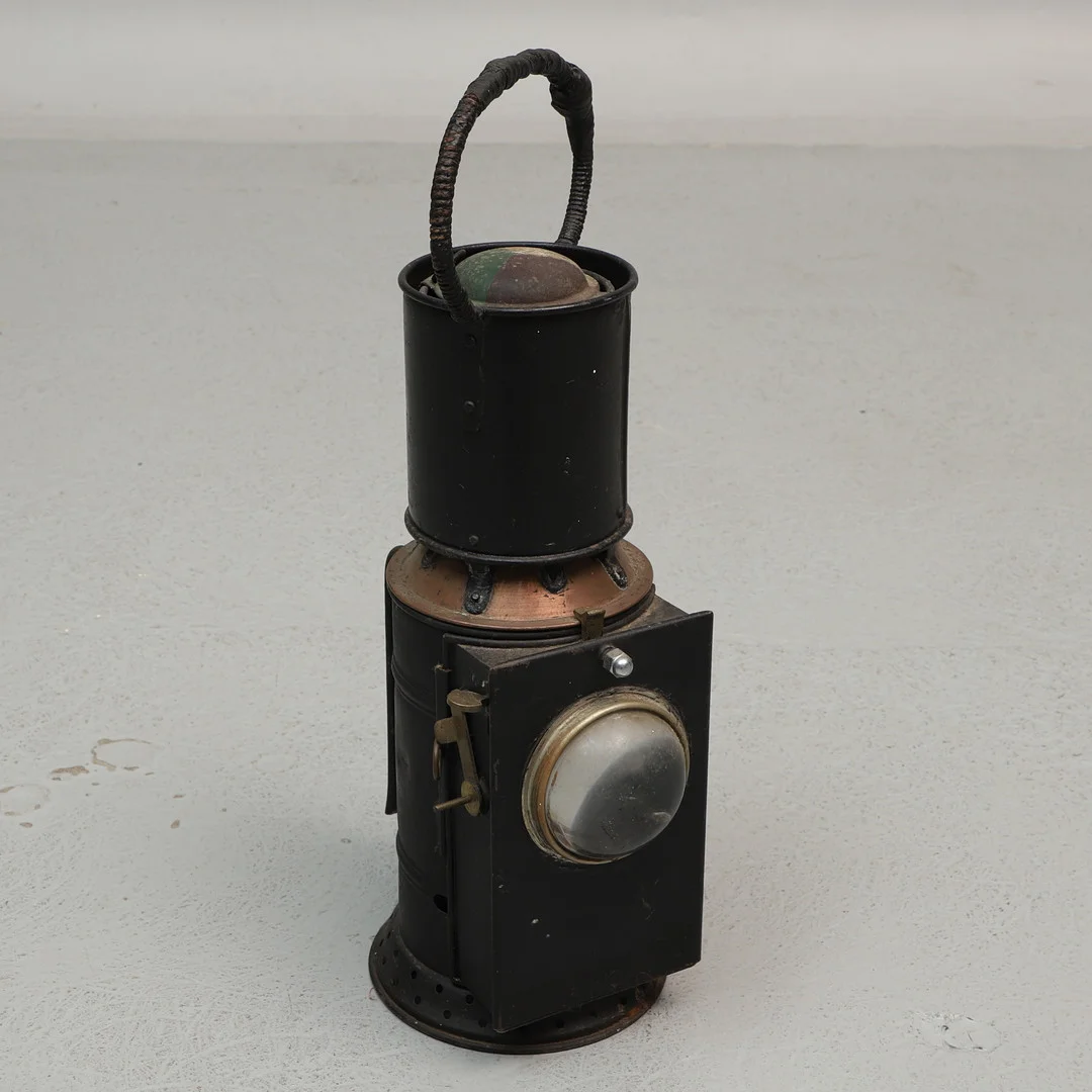 SIGNALLYKTA, bemålad plåt, Karlskrona Lampfabrik, 1900-talets första hälft. — Other lighting — Ekenbergs Auktioner