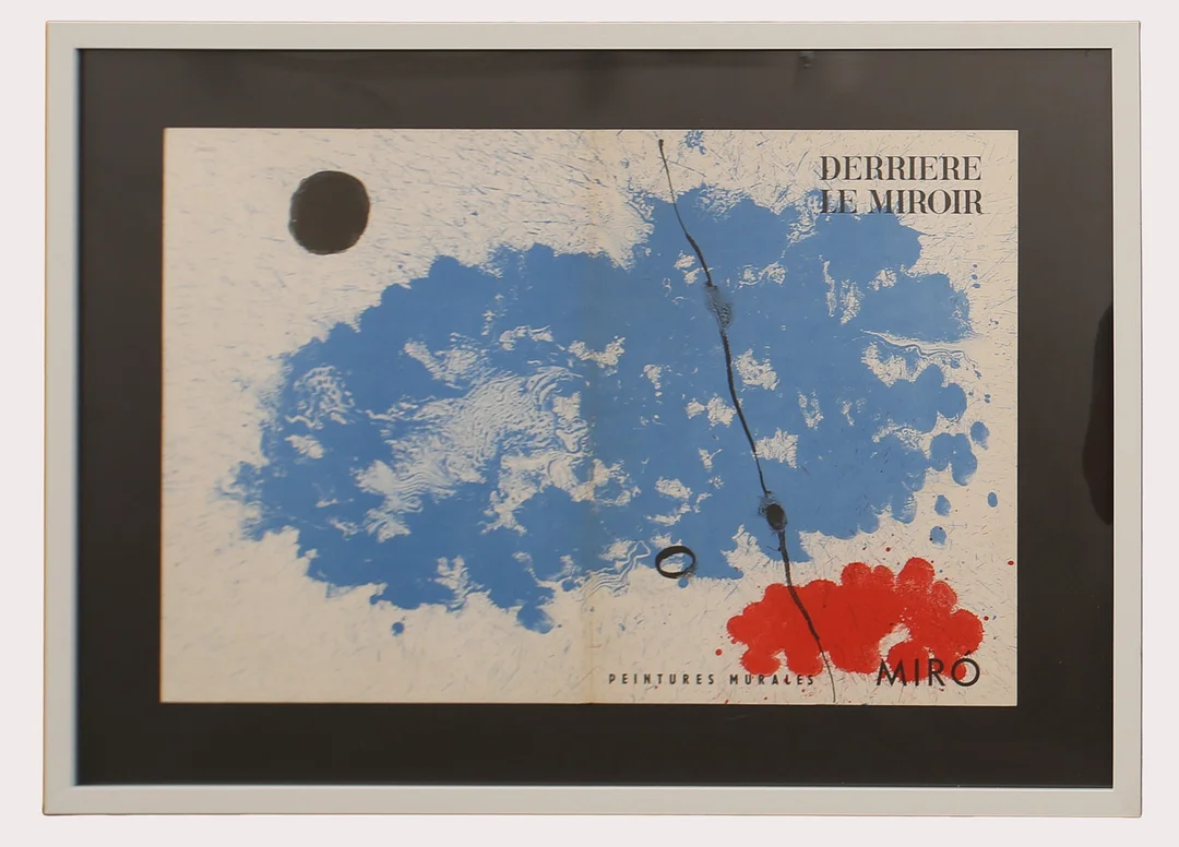 JOAN MIRÓ. Efter, Litografiskt tryck ur mappen Derriere Le Miroir, svart streck mot blå bakgrund, nr 128 år 1961. — Engravings & Prints — Limhamns Auktionsbyrå