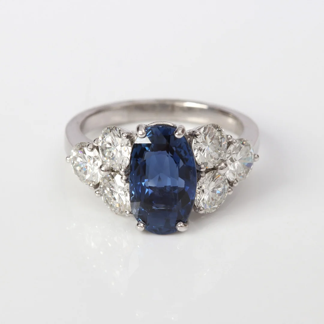 SAFIR & DIAMANTRING 18K, 5,9 g. — Rings — Skånes Auktionsverk