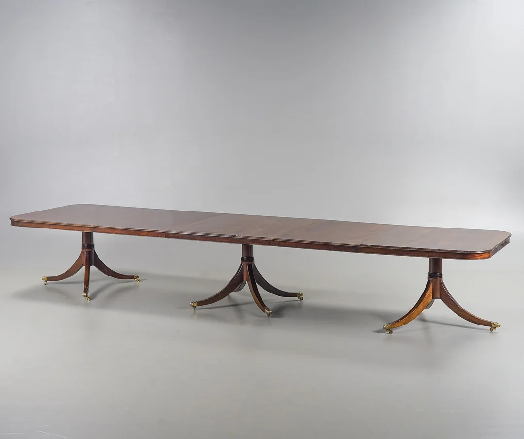 A LARGE GEORGE III-STYLE DINING TABLE, England, first half of the 20th century. — Dining tables — Karlstad Hammarö Auktionsverk