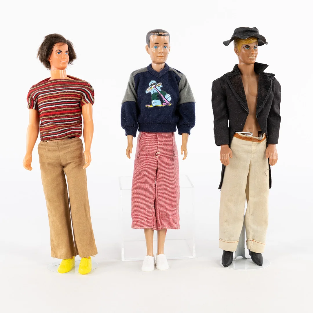 BARBIEDOCKOR, 3 st, Ken, Mattel. — Dolls & Teddybears — Karljohan Auktioner
