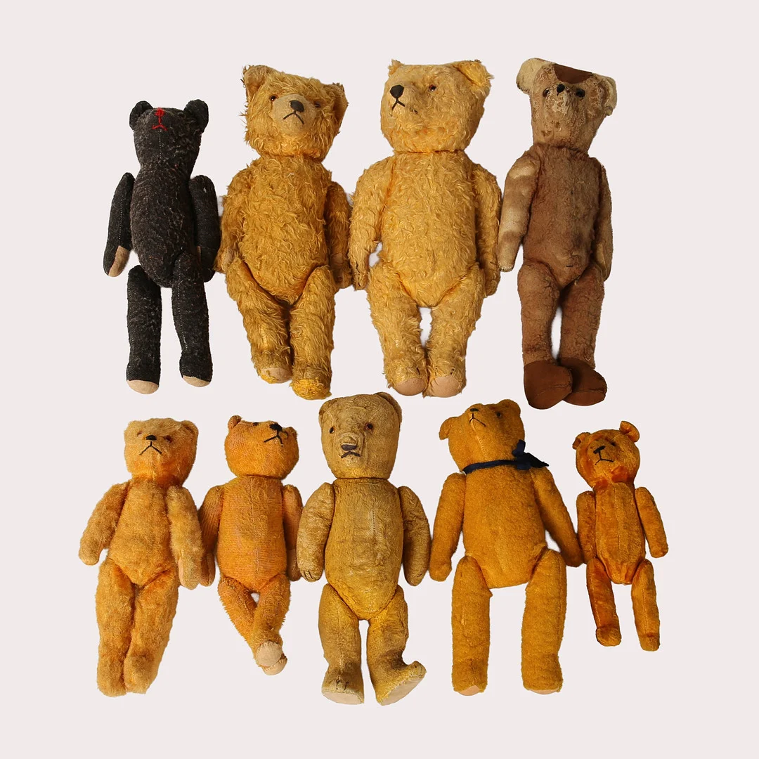 EN GRUPP NALLAR, 9 st., små och stora, omkring 1900-talets mitt, och något senare. — Dolls & Teddybears — Limhamns Auktionsbyrå