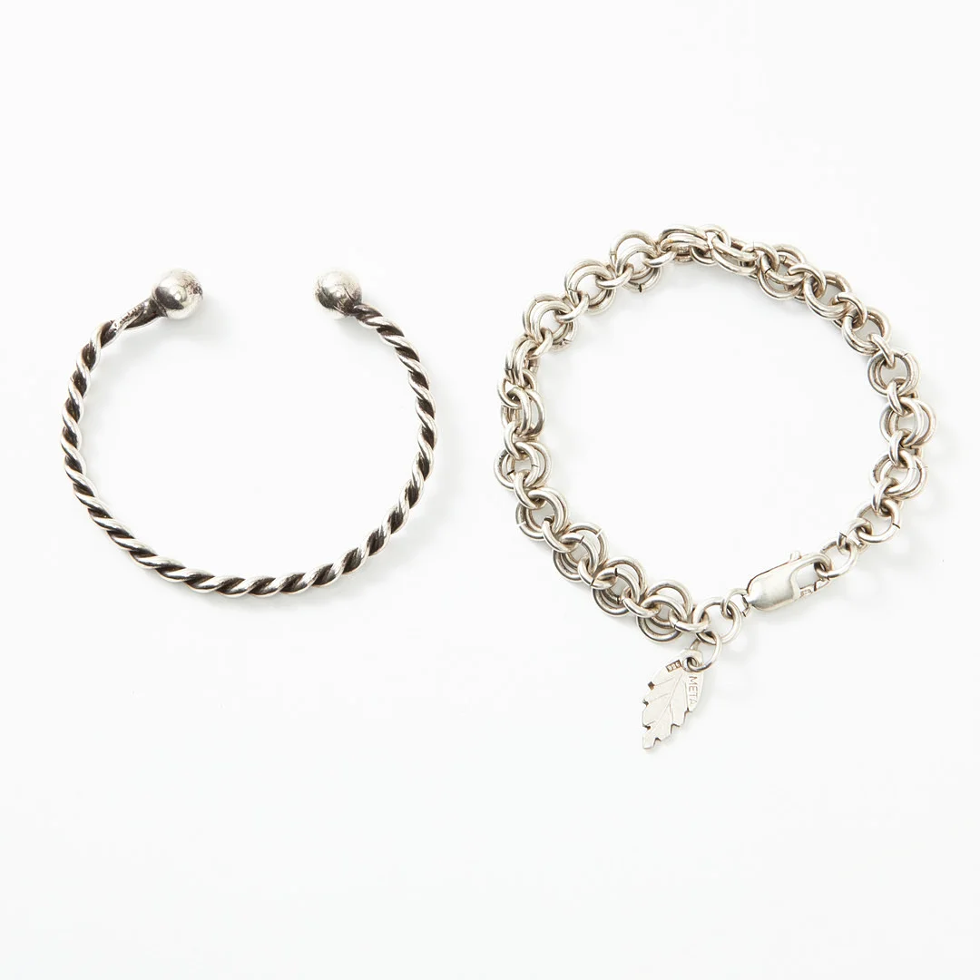 ARMBAND, sterlingsilver, med lövformad berlock, karbinhake, ARMRING, silver, öppen skena, spiralvriden samt med kulformade avslut. — Bracelets — Stockholms Auktionsverk Magasin 5